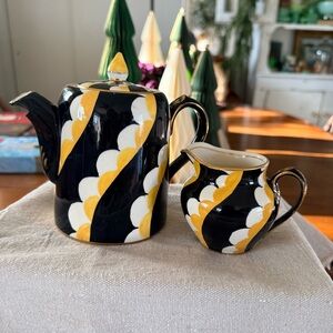 Vintage Black and 
Yellow TeaPot or Coffee  /Creamer